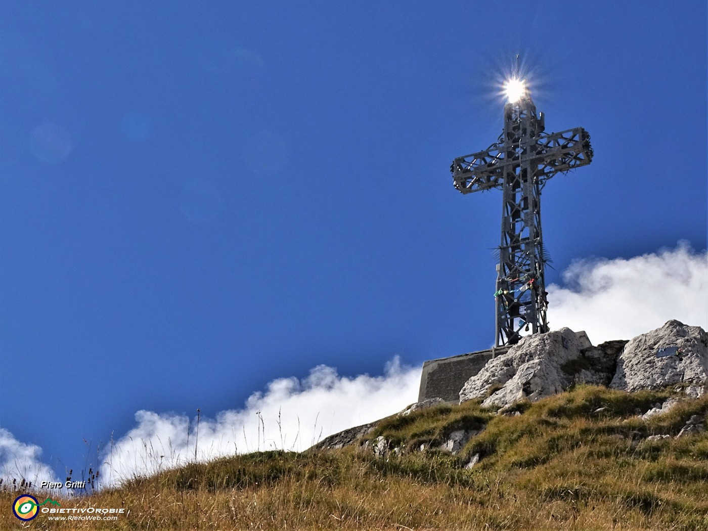 35 La ferrea croce del Resegone splende e brilla in alto al sole.JPG